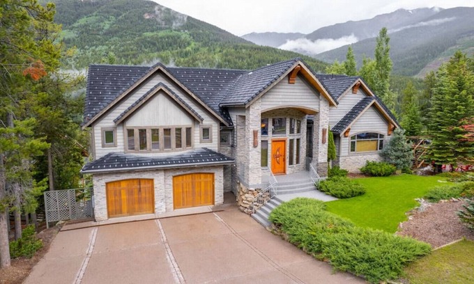 East Kootenay Ski Chalet | ICONIC Eagle Lodge | Pool + Private Hot Tub | Ski In/Out – CLOSEST House to Hill