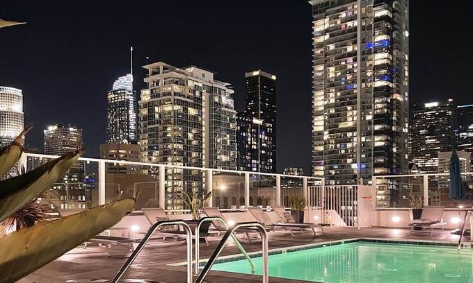 Downtown Los Angeles Condo | Iconic Heart of DTLA Loft with Rooftop Pool/Jacuzzi/Skyline