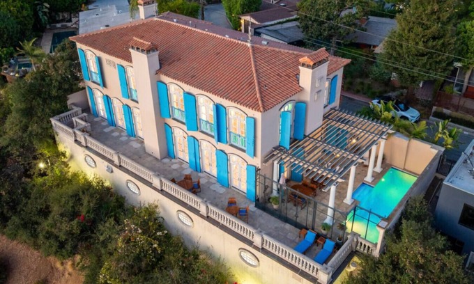 Hollywood Hills Apartment | Iconic Hollywood Escape with Pool Patio Luxury