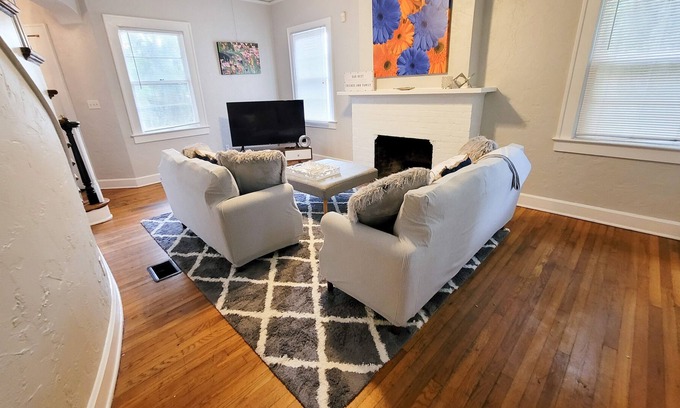 University Heights House | Iconic House! 4 Bedrooms- Next to Shands / UF Health/ Walk to Stadium