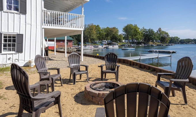 Plainwell Cabin | Iconic Lakehouse - Ivy Lodge - on Pine Lake