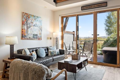 Kimball Junction Apartment | Iconic stay for 6 10 Min Drive to Base, Full Kitchen, Private Hot Tub, Restaurants Nearby!