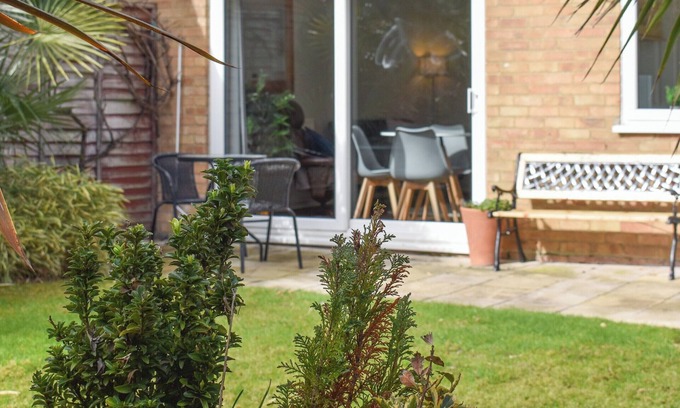 Pakefield Cottage | Ideal base to explore the area, close to a beach and all seaside amenities.