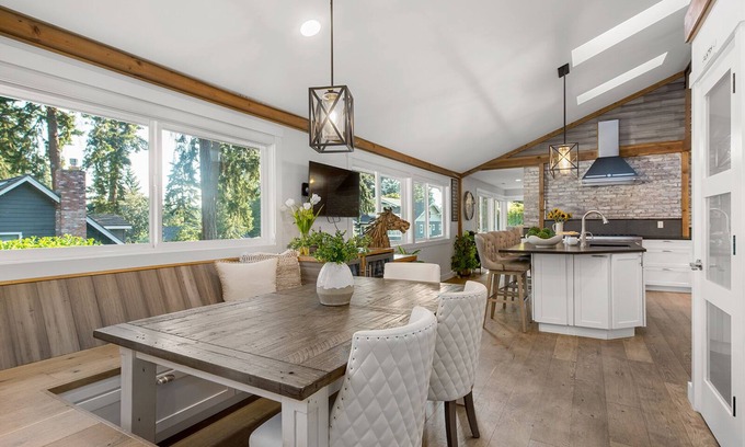 West Bellevue House | Ideal Bellevue location Remodeled 2 bdrm+separate ADU kitchen, Hot Tub & Garden