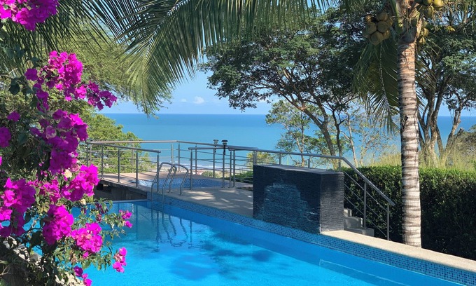 Jama Cabin | Ideal Cabaña con Piscina Desbordante, Vista al mar