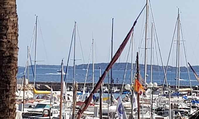 Sanary-sur-Mer Apartment | IDEAL LOCATION, CLOSE TO EVERYTHING; SPLENDID VIEW of the SEA and the POINTUS