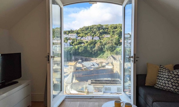 Looe Condo | Ideal location for beaches, walking, spectacular views & minutes from town