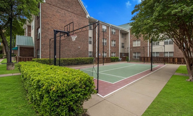 Richardson Hotel | Ideal Location! Onsite Pool, Free Breakfast, Free Parking, Kitchen