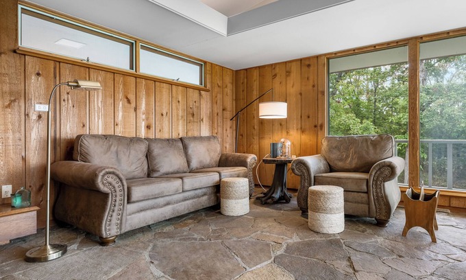 Ridgedale House | Ideal monthly stay. Great lake location. 2 BR home in Frank Lloyd Wright style.
