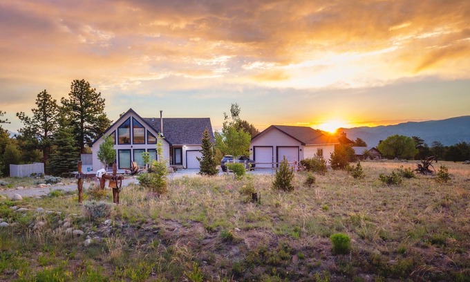 Nathrop House | Ideal Mountain Retreat! Peak Views, 15 Minutes to Salida and BV. Fast WIFI.
