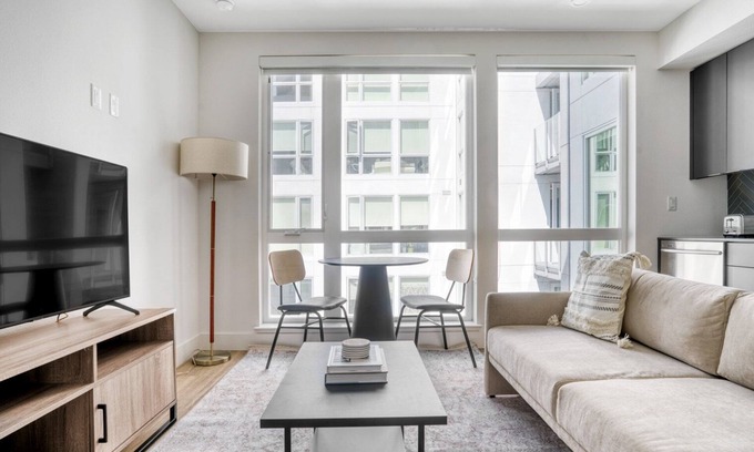 Lakeside Apartment | Ideal Oakland Studio w/Gym, Coworking & W/D, walk to BART, by Blueground