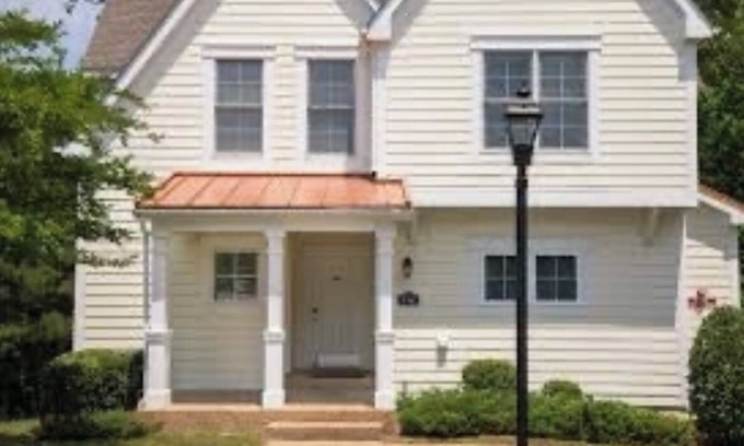 Lackey Cottage | Ideal Williamsburg vacation in a great location near all the attractions