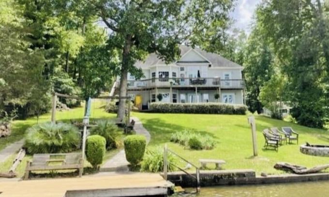 Hardwick House | Idyllic 5 BR lake home for 12! Arcade fun! B-ball! Air hockey! OPEN, DEEP water!