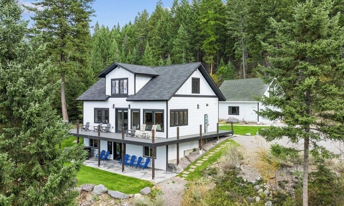 Kalispell House | Idyllic 5BD Montana Home w/private hot tub, fire pit & amazing views! Sleep 8!