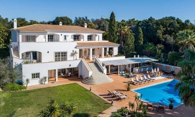 Meia Praia Villa | Idyllic Algarve Retreat with Pool and Mini-golf