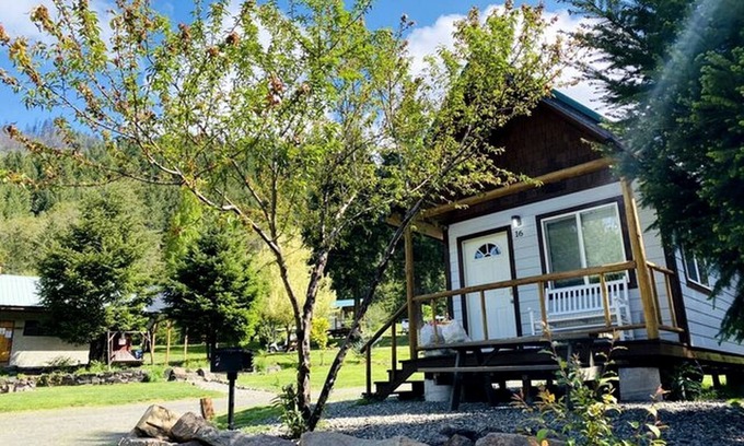 Idleyld Park Cabin | Idyllic Cabin for Group Getaway along the North Umpqua River, Oregon