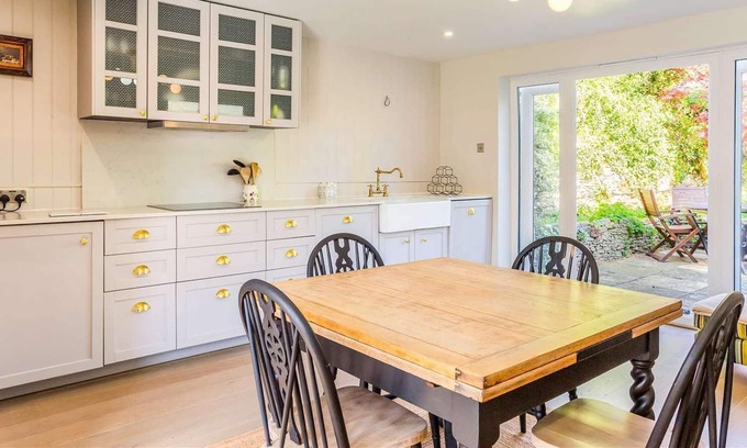 Ablington Cottage | Idyllic Cotswold stone cottage w/fireplace, modern amenities, big garden & views