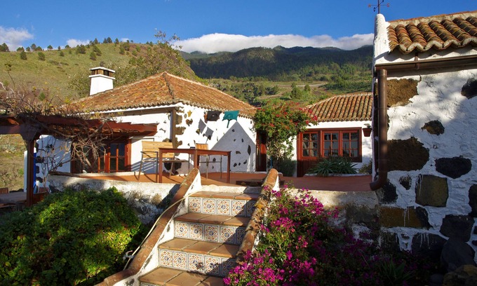 Los Llanos de Aridane House | idyllic country house with lots of flowers in the sunny west of La Palma