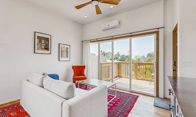 Del Mar Heights House | Idyllic Dog Friendly, Coastal Retreat w/Shared Pool - Walk to Beach & Lagoon