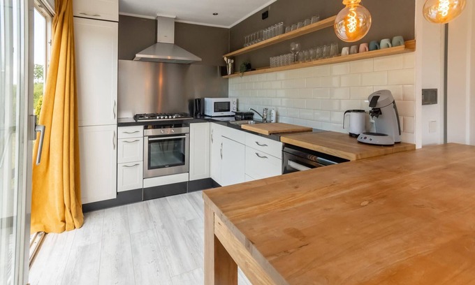 Ooltgensplaat House | Idyllic Holiday Home in Ooltgensplaat on the Water