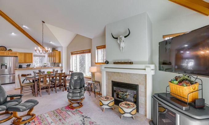 Redmond House | Idyllic Redmond Townhome w/Furnished Deck!