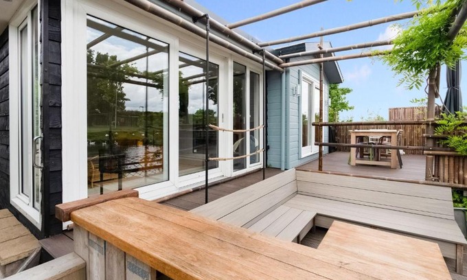 Ooltgensplaat House | Idyllic waterfront vacation home