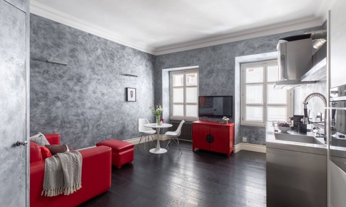 Trastevere Apartment | iFlat | A Sparkle of Red in Trastevere