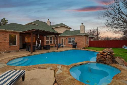 Irving House | Immaculate 5BR 2,5BA Holiday Home with Pool