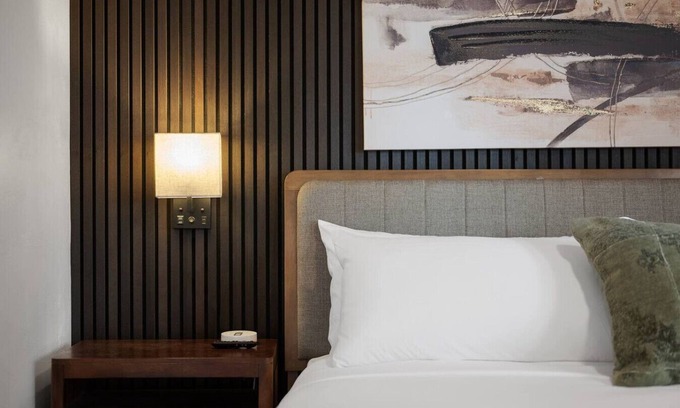 Shadyside Apartment | Immaculate Double King Suite| 2 Decks| A+ Location