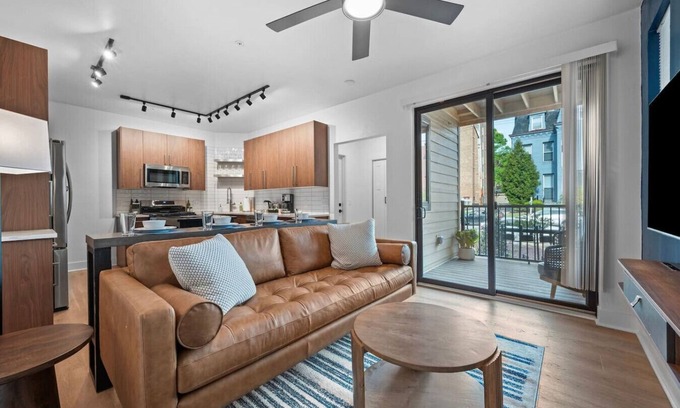 Shadyside Apartment | Immaculate Double King Suite | 4 beds | 2 Decks