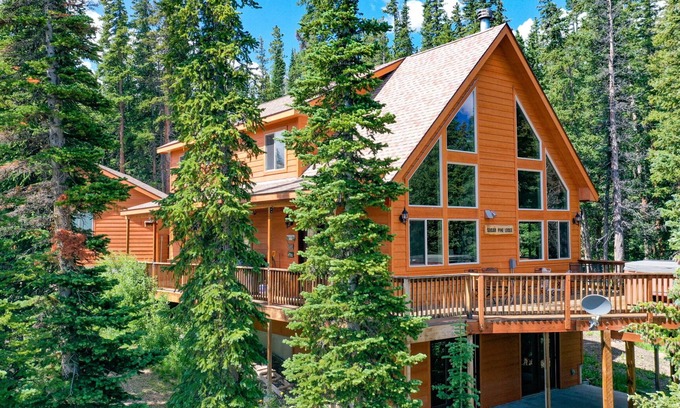 Valley of the Sun Cabin | Immaculate, Quiet & Secluded Mountain Home w/Hot Tub, Game Room, Fireplace - Sugar Pine Lodge