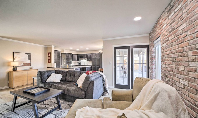 South Tulsa Cottage | Immaculate 'woodland View' Retreat w/Hot Tub