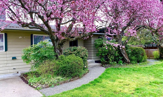 Sidney House | Impeccable Cleanliness Family & Pet Friendly Large Deck House Near YYJ & Ferry