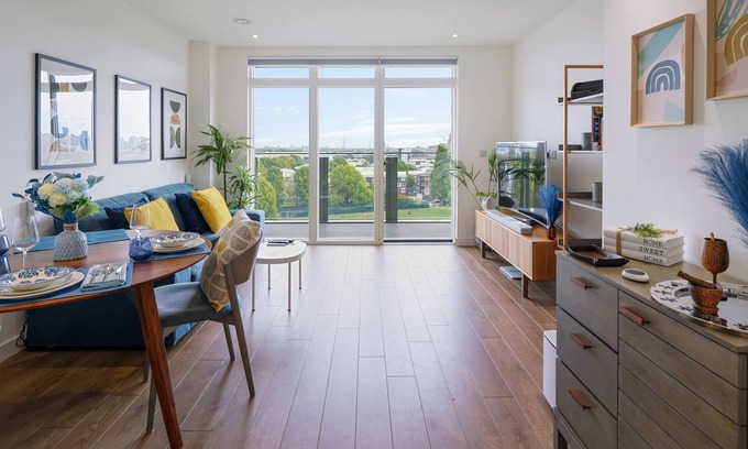 Lansbury Apartment | Impeccable Flat Near Canary Wharf and the City