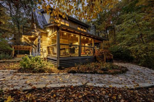 Unionville House | Impressive Log Cabin with Fireplace, Fire Pit and Hot-tub in Unionville, Indiana