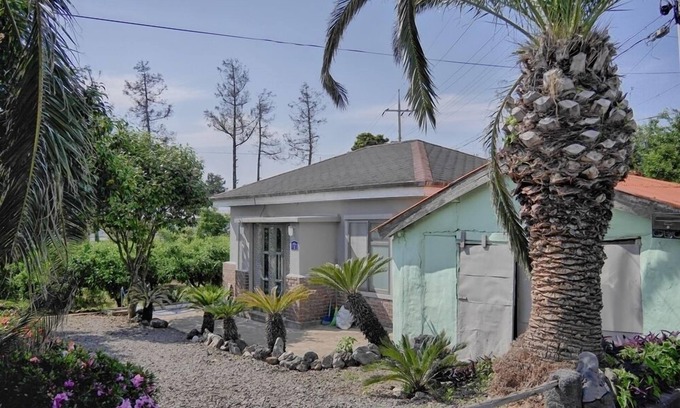 Andeok House | In Mt. Sanbang Orange Farm House 1