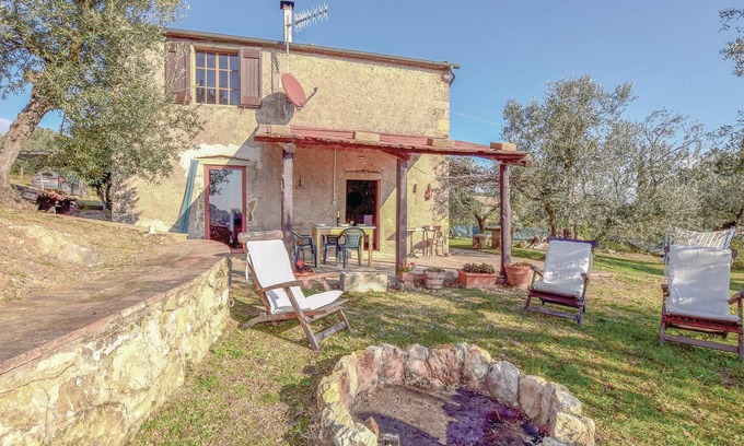 Roccastrada House | In Roccatederighi, nestled in the greenery of the rolling hills of Maremma that dominate the Etrusca