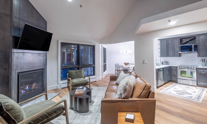 Mountain Village Condo | In the Heart of Mountain Village - Steps to Skiing: 2 bdr/2 bath condo w/balcony