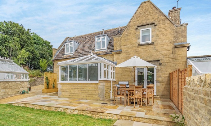 Malmesbury Cottage | In the secluded valley of Woodbridge Brook, lies The Mill Lodge.