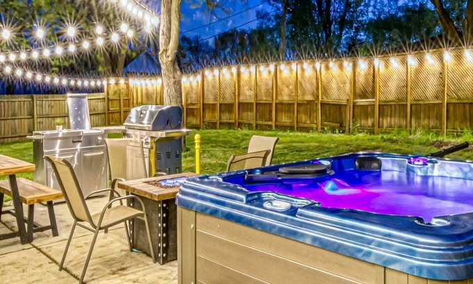 Miller Beach Cottage | Incredible Cozy Cottage with Hot-tub in Gary, Indiana