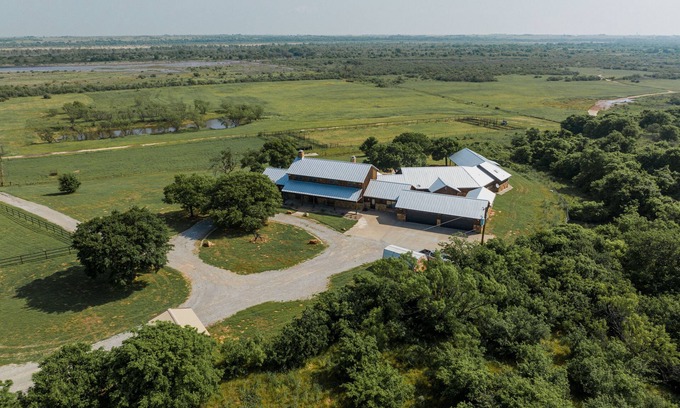 Burkburnett House | Incredible Ranch Retreat To Yourself - 7-bedroom Estate On The River