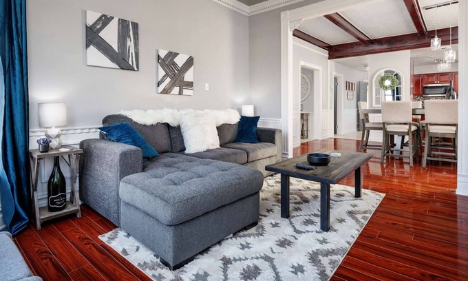Gladstone House | Incredible Restored Victorian, *Pet Friendly*, 2 Blocks To Park and River, Fenced Backyard, BBQ