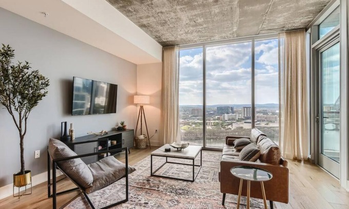 Rainey Street Historic District Apartment | Incredible View Of Downtown Walk To Rainey St