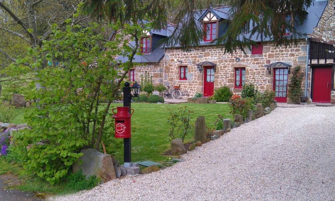 Breel Cottage | Independent house in Swiss Normandy with garden and authentic charm
