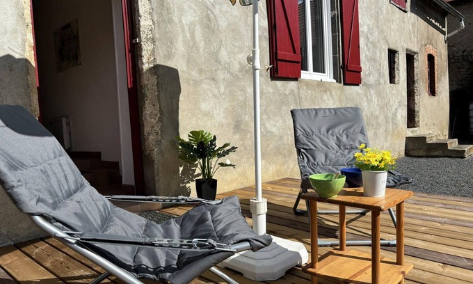 Saulcet Cottage | Independent house in vineyard, pets welcome