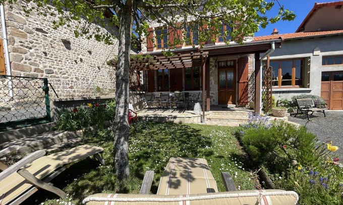 Laprugne Cottage | Independent house with garden, perfect for families and pets welcome