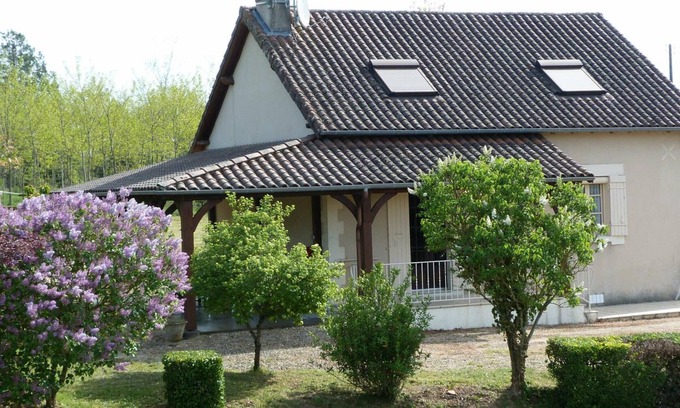 Thiviers Cottage | Independent house with fireplace and bicycles near Thiviers