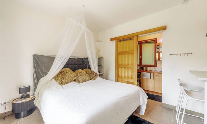 Blesignac Bed & Breakfast | independent housing, in the heart of an acacia forest
