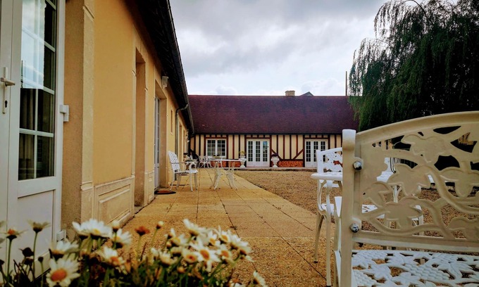 Basse-Normandie Hotel | Independent residence sleeps 32