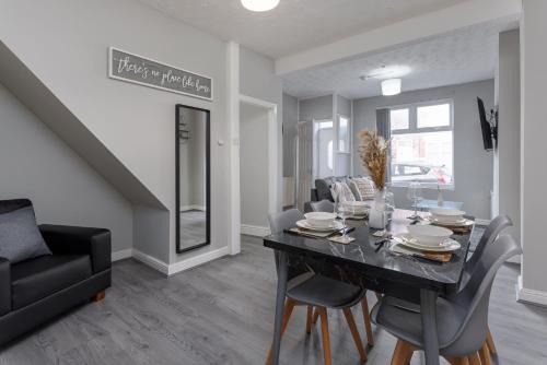Liverpool House | Index House - Air Host & Stay - Free Parking - Contractor Friendly